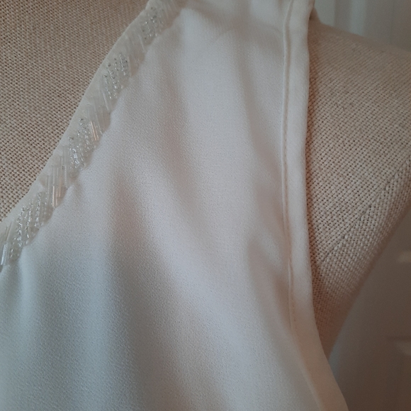 Versatile off-white sleeveless bubble top - Picture 6 of 8